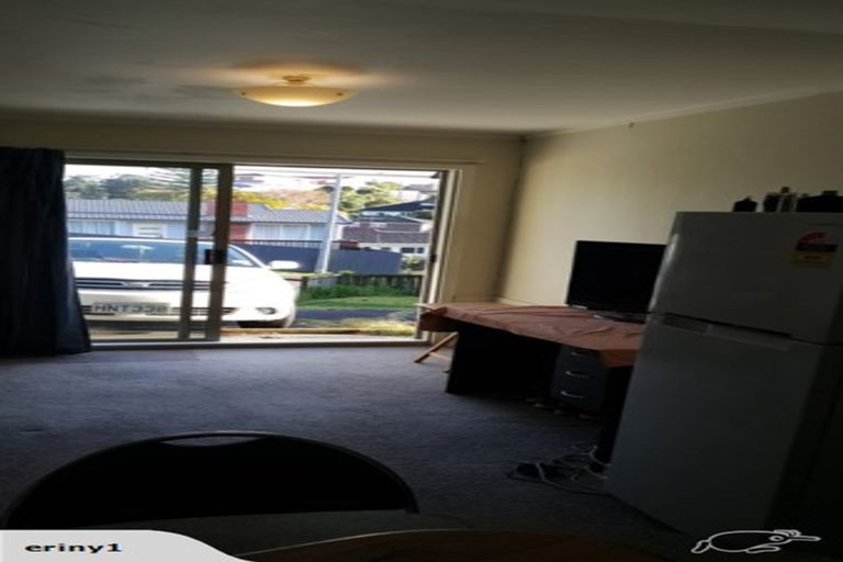 Photo of property in 2/523 Glenfield Road, Glenfield, Auckland, 0629