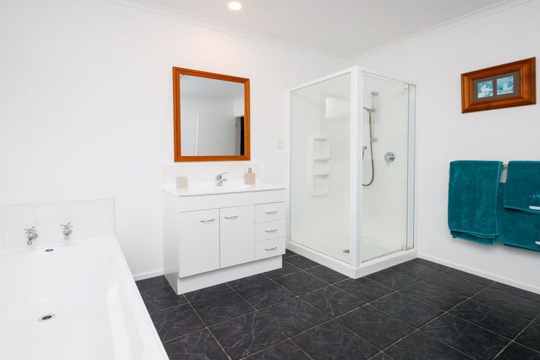 Photo of property in 20 Johnstone Drive, Fitzherbert, Palmerston North, 4410