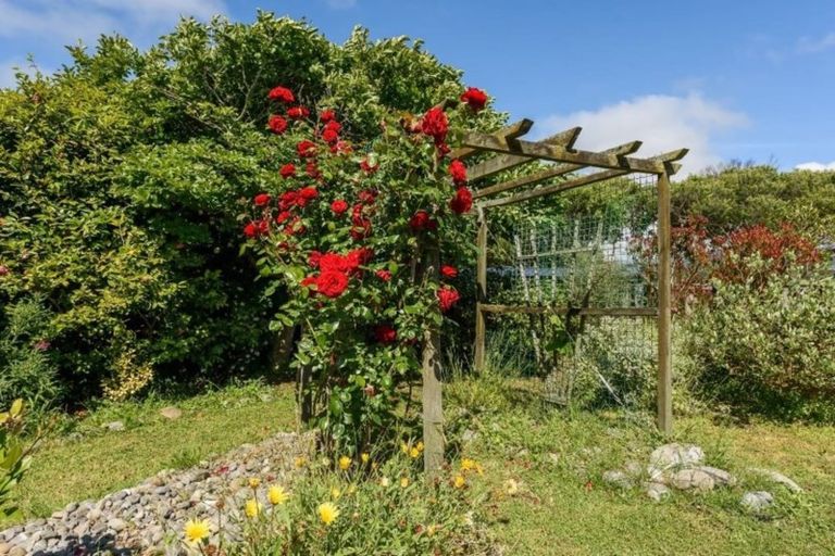 Photo of property in 7 Hodgkins Road, Waikanae Beach, Waikanae, 5036