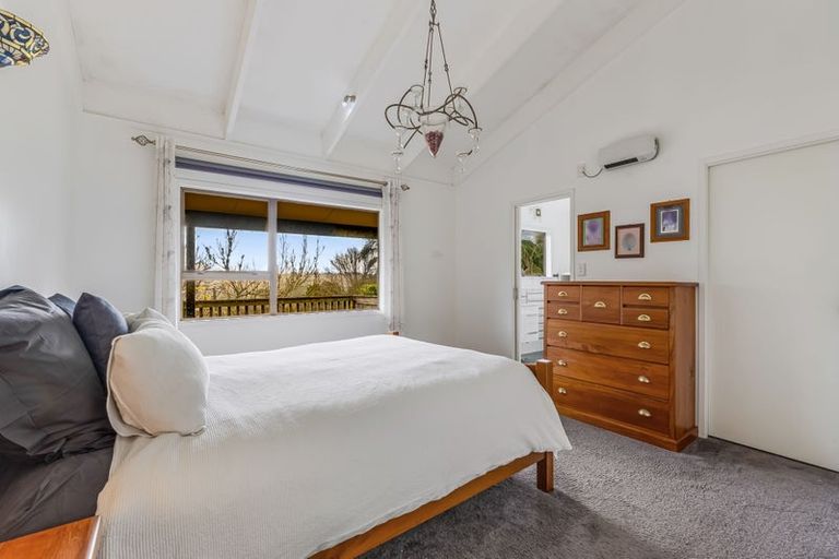Photo of property in 1/1 Sharon Road, Waiake, Auckland, 0630