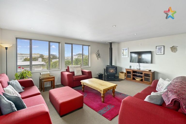 Photo of property in 10a Chapman Street, Newlands, Wellington, 6037