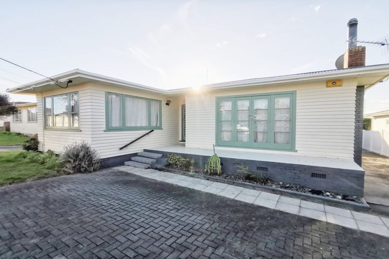 Photo of property in 6 Marlene Avenue, Te Atatu South, Auckland, 0610