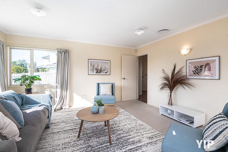 Photo of property in 1 Bennett Grove, Newlands, Wellington, 6037