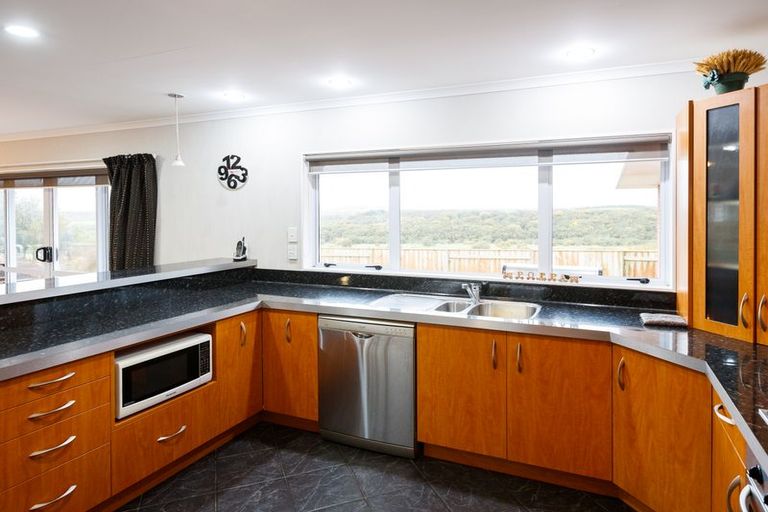 Photo of property in 20 Johnstone Drive, Fitzherbert, Palmerston North, 4410