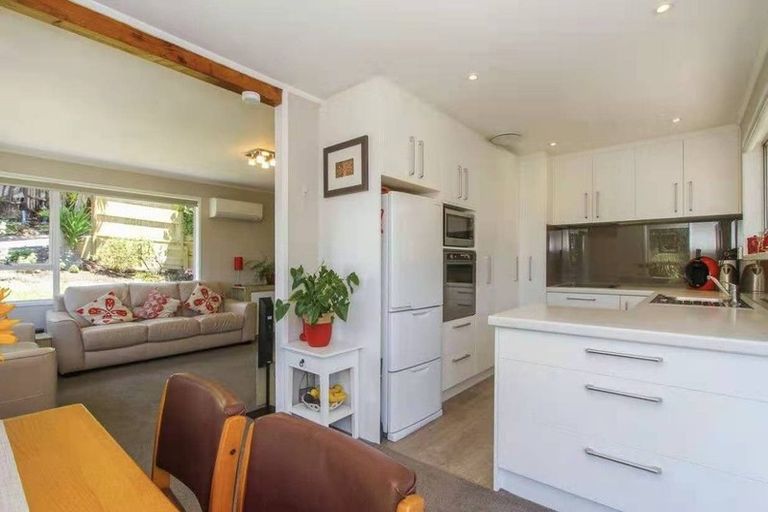 Photo of property in 11 Wanita Place, Totara Vale, Auckland, 0629