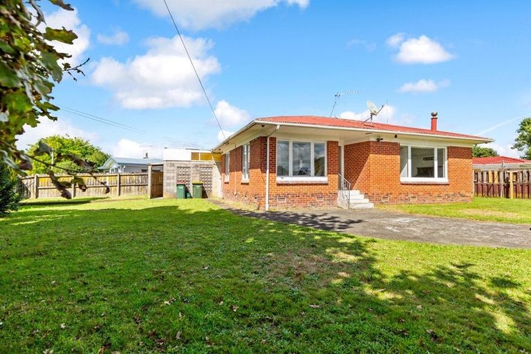 Photo of property in 23 Sutton Crescent, Papakura, 2110