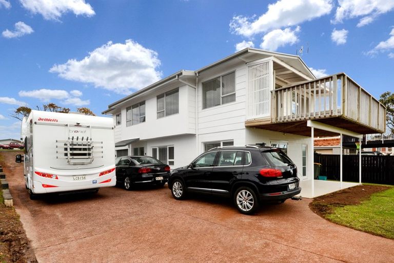 Photo of property in 2/611 Beach Road, Rothesay Bay, Auckland, 0630