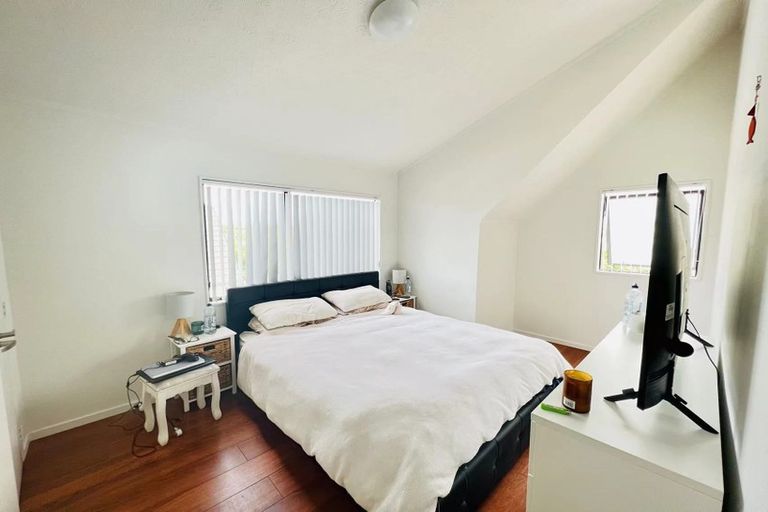 Photo of property in 2/86 Aviemore Drive, Highland Park, Auckland, 2010