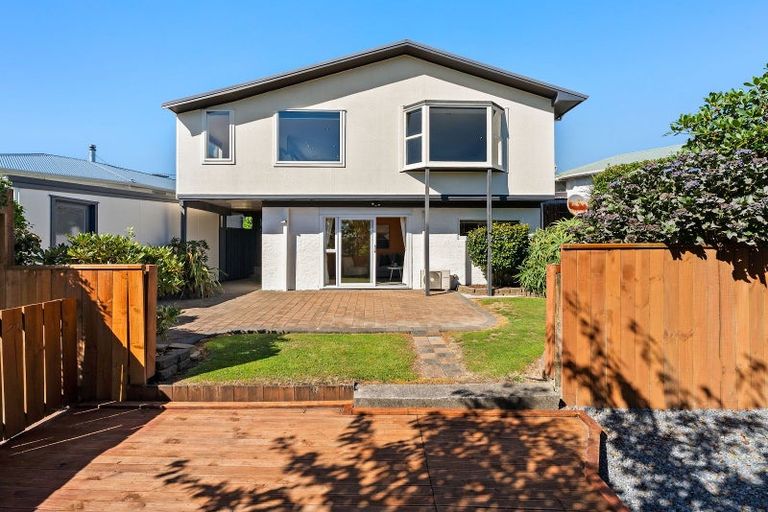 Photo of property in 32 Brooker Grove, Newlands, Wellington, 6037