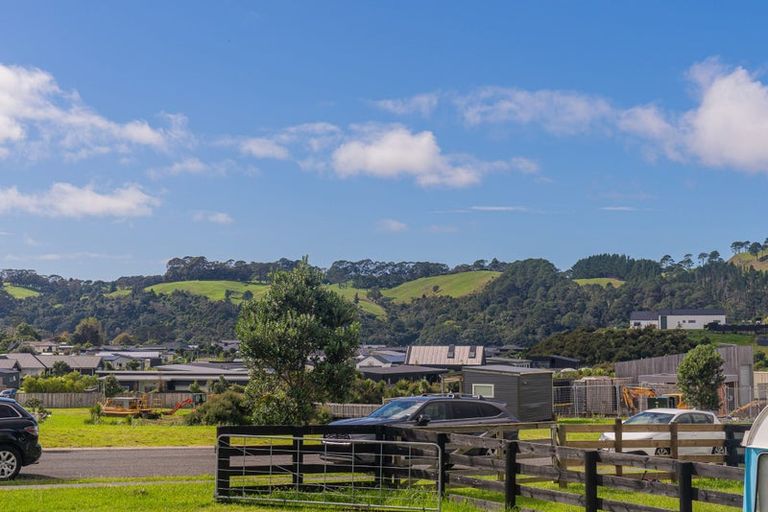 Photo of property in 1 Tinirau Place, Cooks Beach, 3591