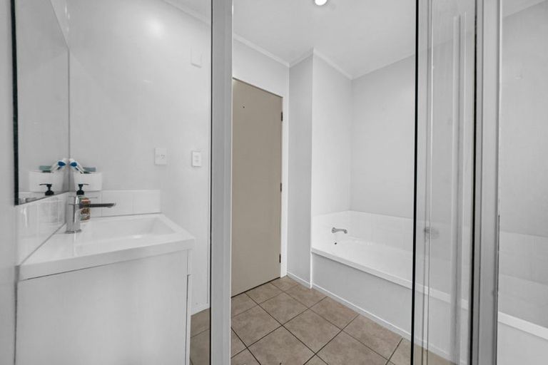Photo of property in 2 Talmar Place, Massey, Auckland, 0614