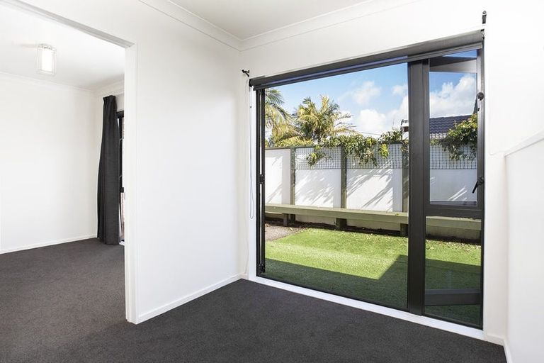 Photo of property in 4 Cliff View Drive, Green Bay, Auckland, 0604