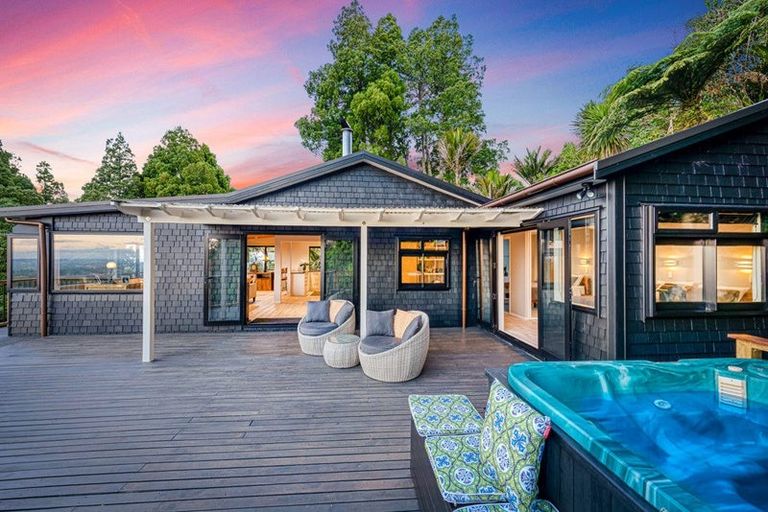 Photo of property in 19 Cascade Avenue, Waiatarua, Auckland, 0604