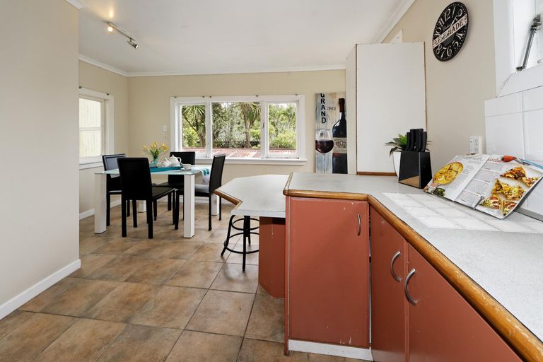 Photo of property in 749 South Titirangi Road, Titirangi, Auckland, 0604