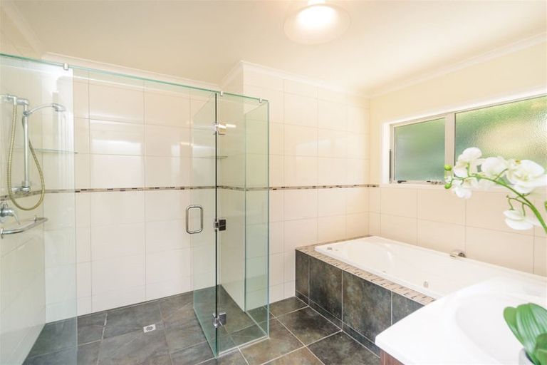 Photo of property in 24 La Lena Grove, Fitzherbert, Palmerston North, 4410