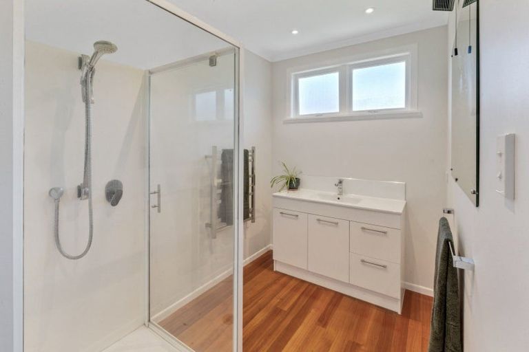 Photo of property in 4 Liston Crescent, Cockle Bay, Auckland, 2014