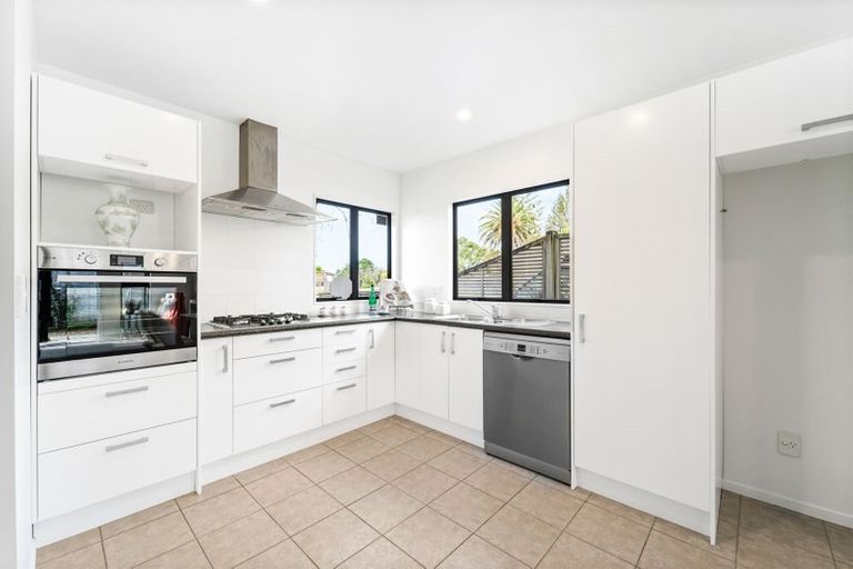 Photo of property in 1/64 Schnapper Rock Road, Schnapper Rock, Auckland, 0632