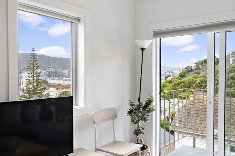 Photo of property in Kingsgate Flats, 10 Austin Street, Mount Victoria, Wellington, 6011