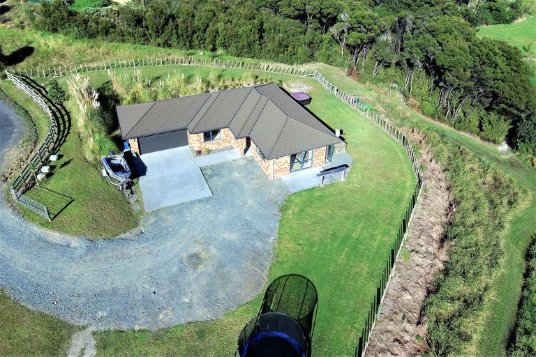 Photo of property in 136 Stratford Drive, Cable Bay, 0420