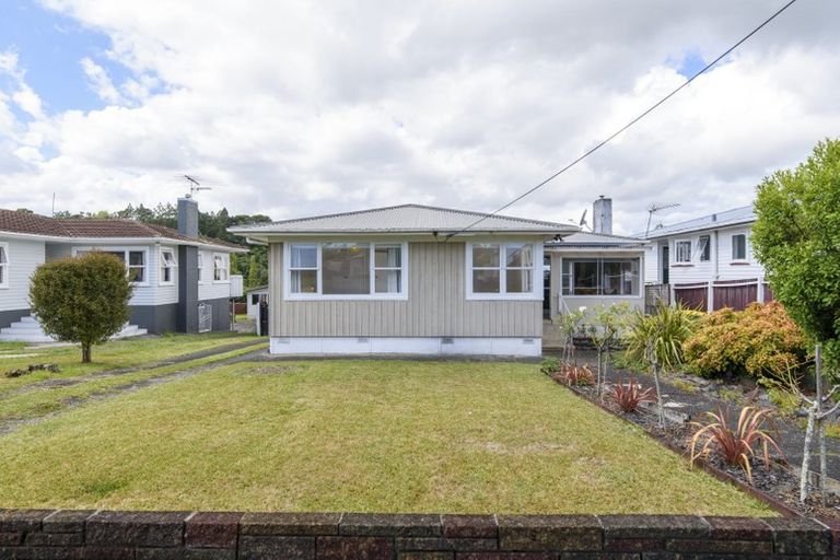 Photo of property in 18 Huruhuru Road, Massey, Auckland, 0614