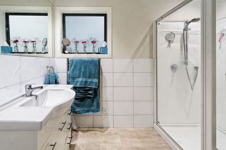 Photo of property in 24 Ngaio Road, Titirangi, Auckland, 0604