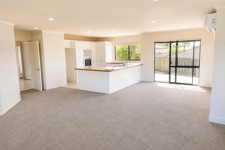 Photo of property in 17 Rivervale Grove, Stanmore Bay, Whangaparaoa, 0932