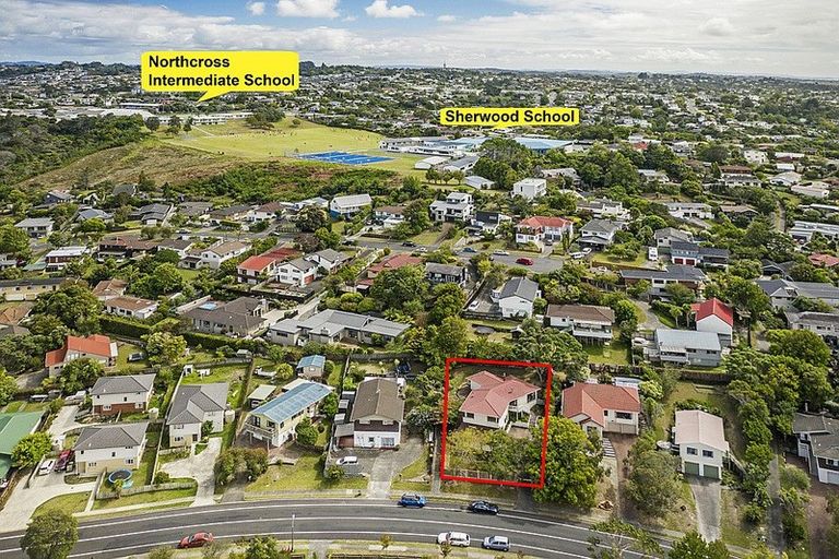 Photo of property in 33 John Downs Drive, Browns Bay, Auckland, 0630