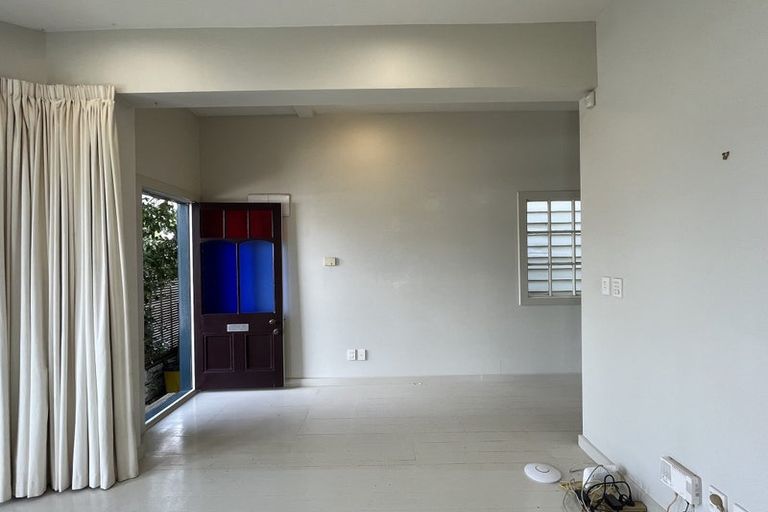 Photo of property in 14 Edge Hill, Mount Victoria, Wellington, 6011