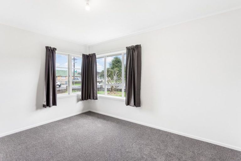 Photo of property in 16 Serjeant Street, Henderson, Auckland, 0612