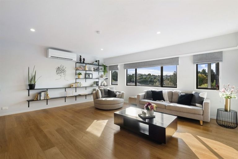 Photo of property in 1/52 Pupuke Road, Hillcrest, Auckland, 0627