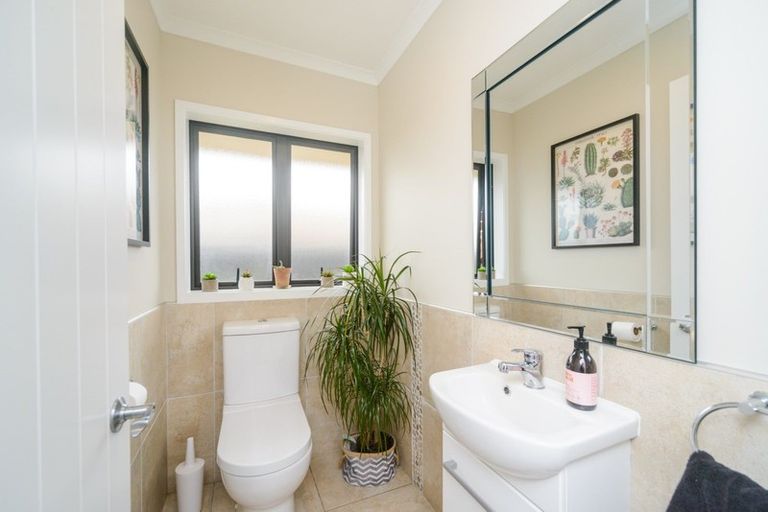 Photo of property in 14 Tennyson Avenue, Kelvin Grove, Palmerston North, 4414