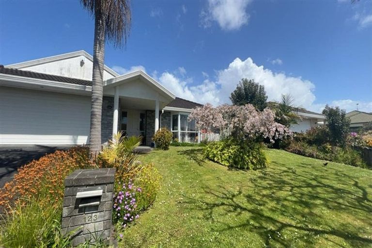 Photo of property in 123 Golfland Drive, Golflands, Auckland, 2013