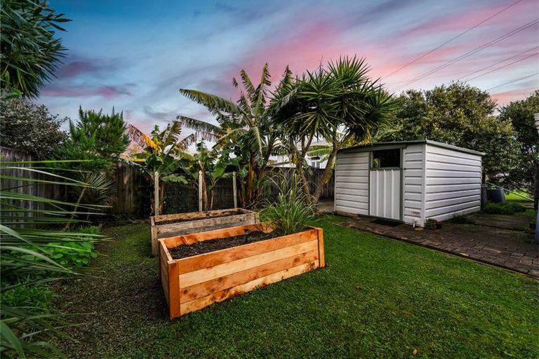 Photo of property in 9 Devon Street, Te Atatu South, Auckland, 0610