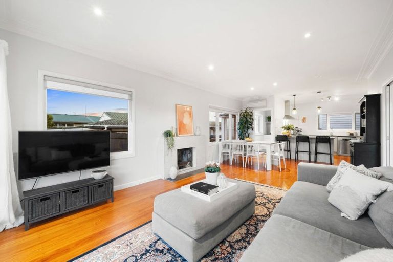 Photo of property in 20 Bradbury Road, Botany Downs, Auckland, 2010