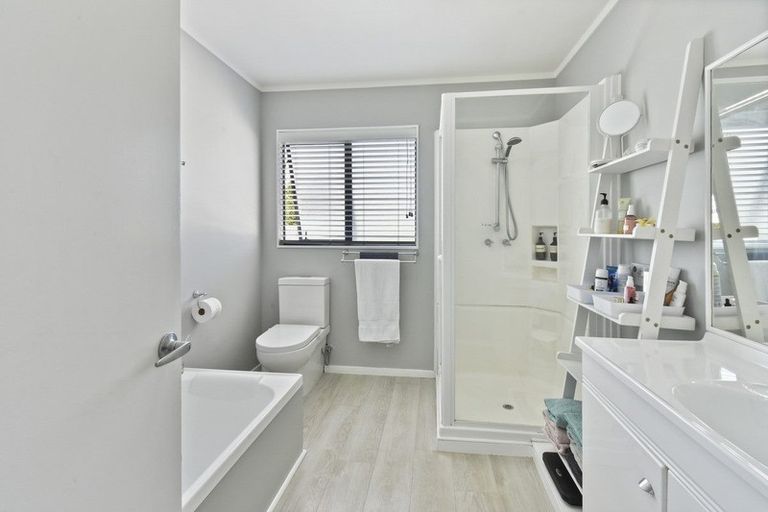 Photo of property in 13 Bertram Road, Kawakawa Bay, Papakura, 2585