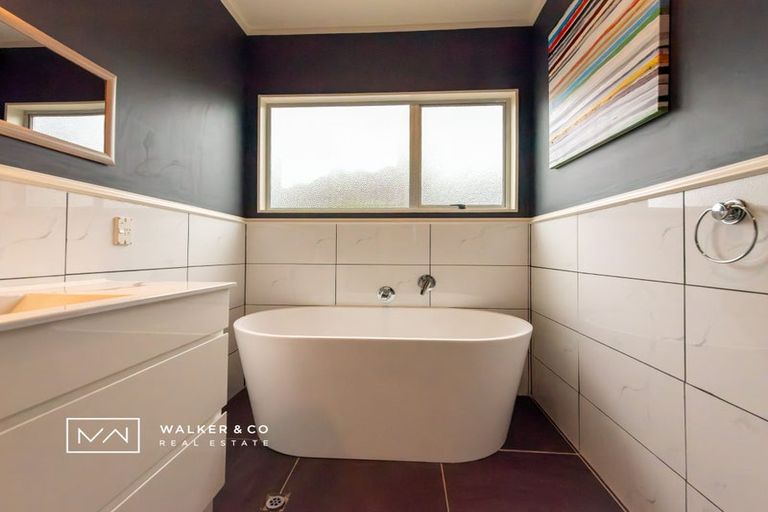 Photo of property in 1 Roband Crescent, Brown Owl, Upper Hutt, 5018