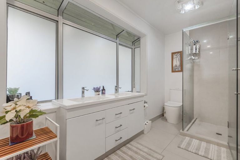 Photo of property in 2/23 Parr Terrace, Castor Bay, Auckland, 0620