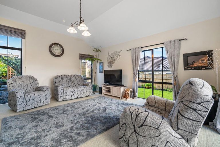 Photo of property in 2 Holcombrooke Lane, Welcome Bay, Tauranga, 3175