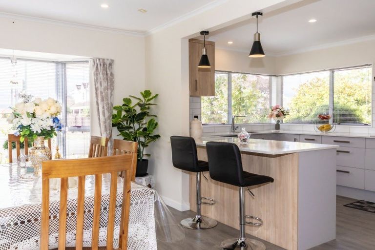 Photo of property in 6 Royal Oak Drive, Kelvin Grove, Palmerston North, 4414