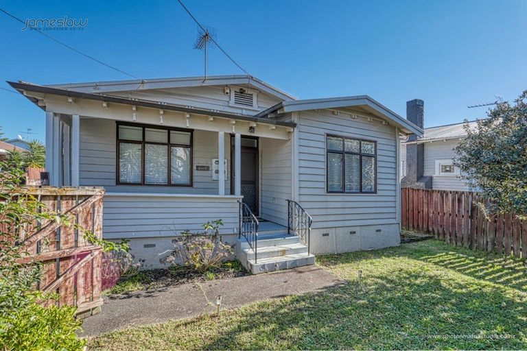 Photo of property in 12 Walmer Road, Point Chevalier, Auckland, 1022