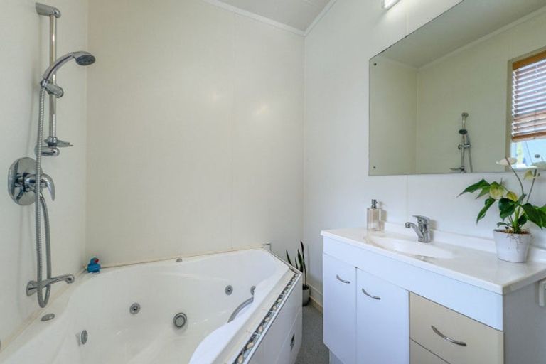 Photo of property in 152 Brunton Crescent, Thames, 3500