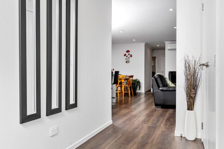 Photo of property in 15 Maple Grove, Kingston, Wellington, 6021