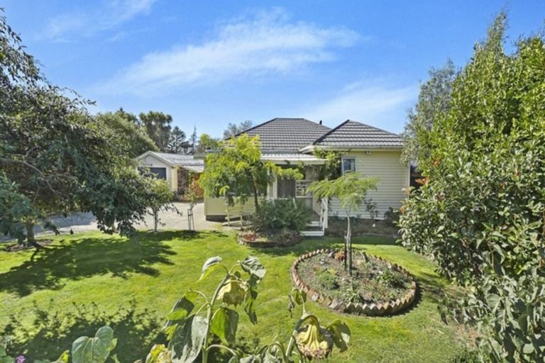 Photo of property in 16 Leeston And Lake Road, Leeston, 7632