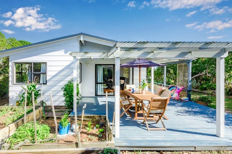 Photo of property in 27 Eruini Street, Waikanae Beach, Waikanae, 5036