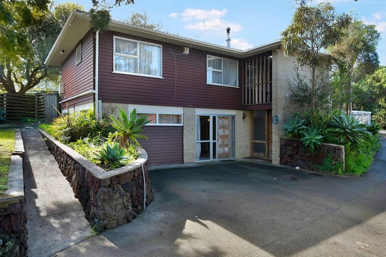 Photo of property in 13 Halcombe Place, Green Bay, Auckland, 0604
