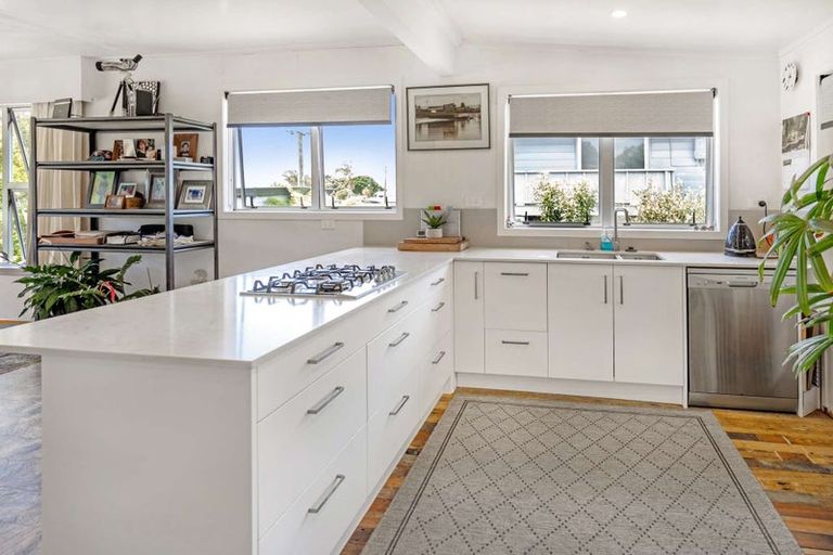 Photo of property in 37 Roretana Drive, Athenree, Waihi Beach, 3177