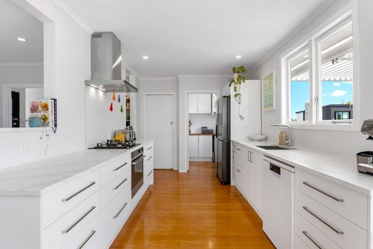 Photo of property in 1/64 Sunnynook Road, Sunnynook, Auckland, 0620