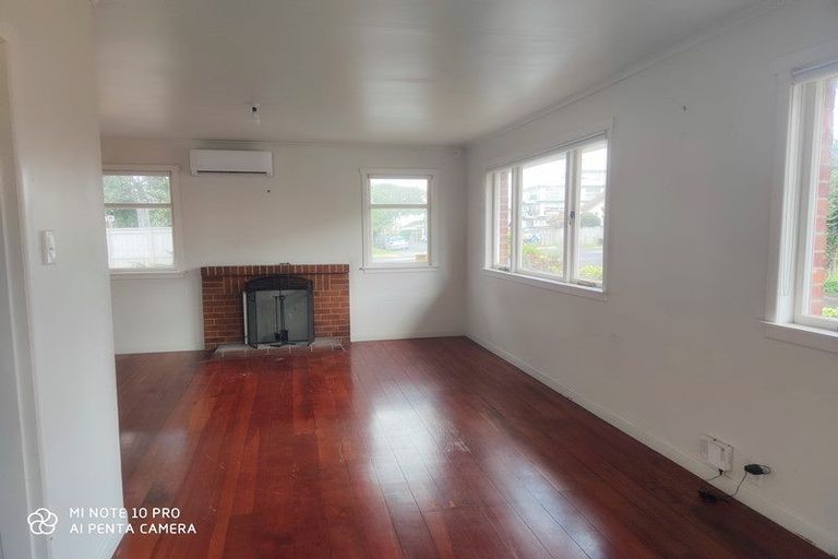 Photo of property in 31 Onewa Road, Northcote, Auckland, 0627