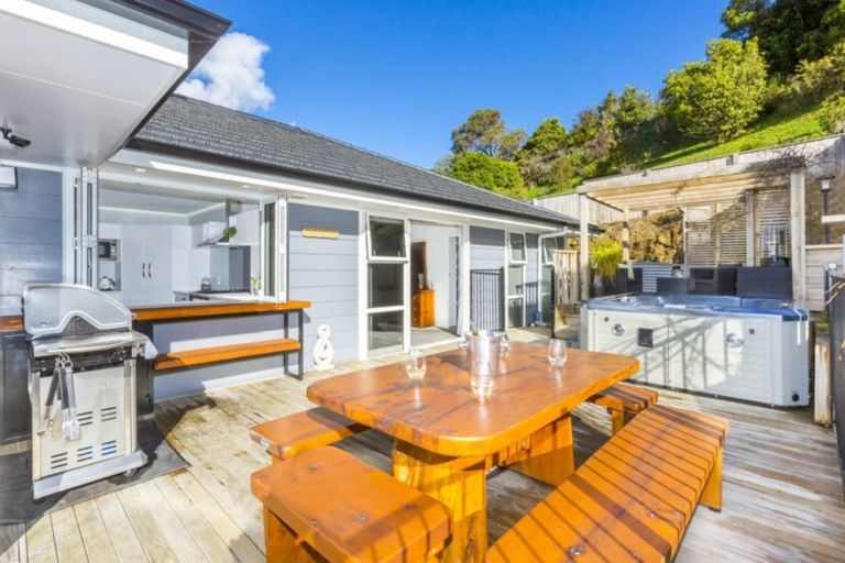 Photo of property in 32 King Charles Drive, Kingsley Heights, Upper Hutt, 5018