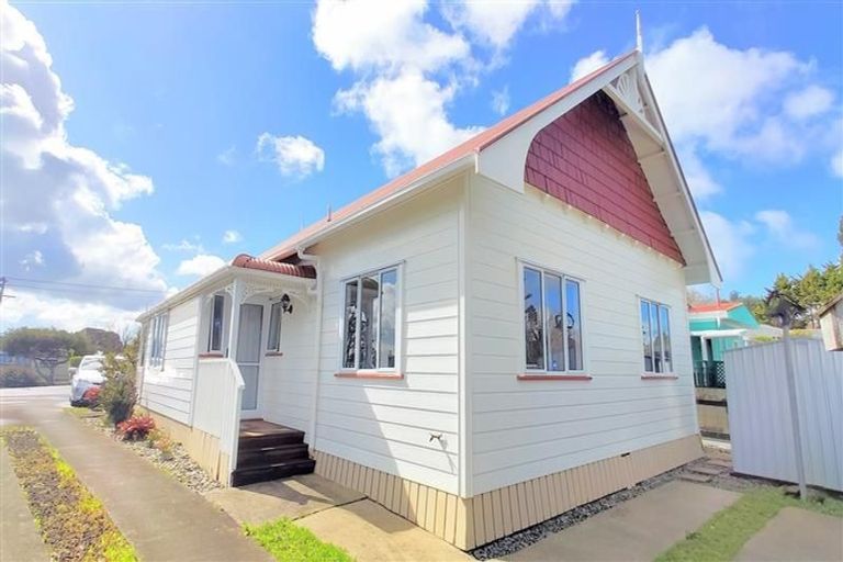 Photo of property in 33 View Road, Henderson, Auckland, 0612